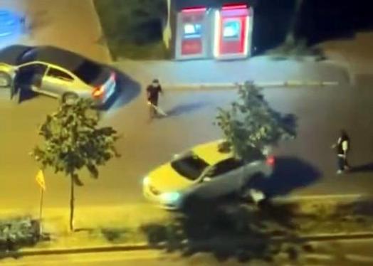 Avcılarda otomobilini tartıştığı sürücünün üzerine sürdü