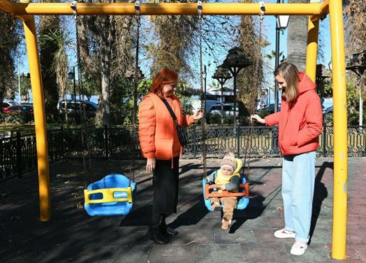 Kuşadasına sığınan Ukraynalı savaş mağduru anne ve kızı, yeni yıldan barış diledi