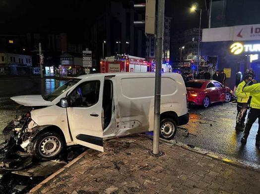 Kayseride hafif ticari araç ile otomobil çarpıştı: 2 yaralı