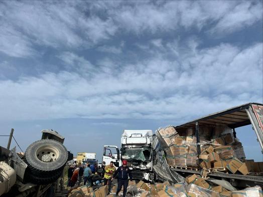 Manisa’da TIR, otomobil ve kamyonla çarpıştı: 5 yaralı