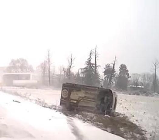 Hafif ticari araç, karda kayıp devrildi; o anlar kamerada