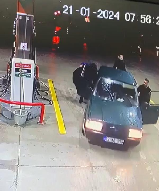 Çaldıkları otomobili, yakıtı bitince iterek götürdükleri akaryakıt istasyonunda yakalandılar