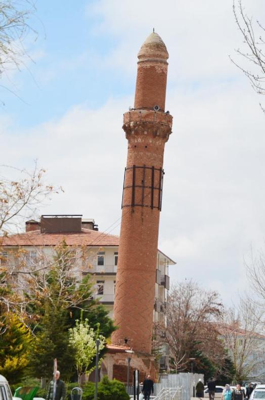 800 yıllık eğri minarede depremler sonrası kayma yok
