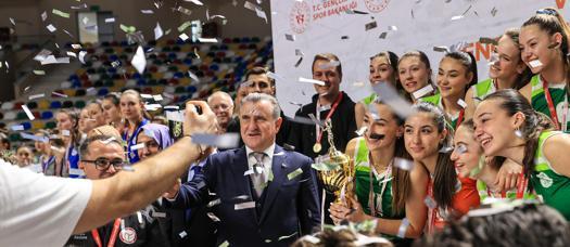 Bakan Bak: Kadın sporcularımızla gurur duyuyoruz