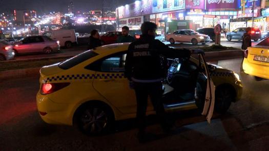 Esenyurttaki denetimlerde, araçlarında sahte polis kıyafeti ele geçirilen şüpheliler gözaltına alındı