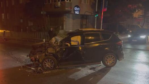 Bayrampaşada yolcu otobüsü ile otomobil çarpıştı: 3 yaralı