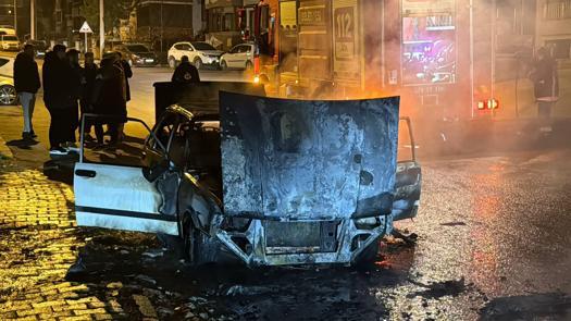 Park halindeki otomobil yandı