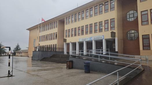 11 yaşındaki Alperen, Atatürk büstüne şemsiye tuttu: Islanmasına içim el vermedi