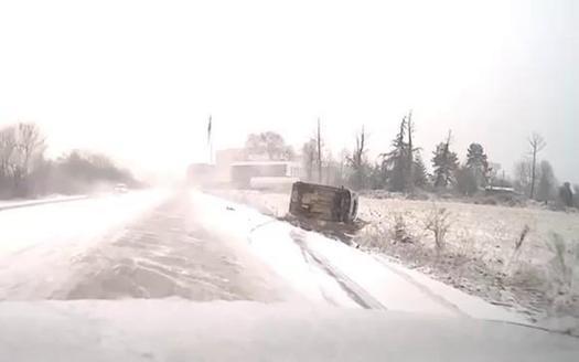 Hafif ticari araç, karda kayıp devrildi; o anlar kamerada