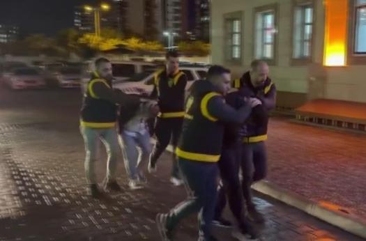 TIRdan inip, bıçakla otomobile saldırdılar