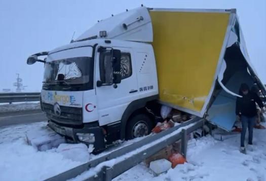 Yolcu otobüsü, kamyona çarptı; 9 yaralı