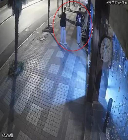 Manavda 2 saat arayla hırsızlık; para bulamayınca meyve çaldılar