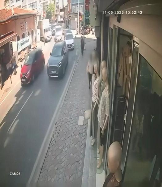 Beyoğlu’nda cansız mankenin üzerindeki kıyafeti giyip gitti; İlkinde fark ettik ikincisinde yakalayamadık