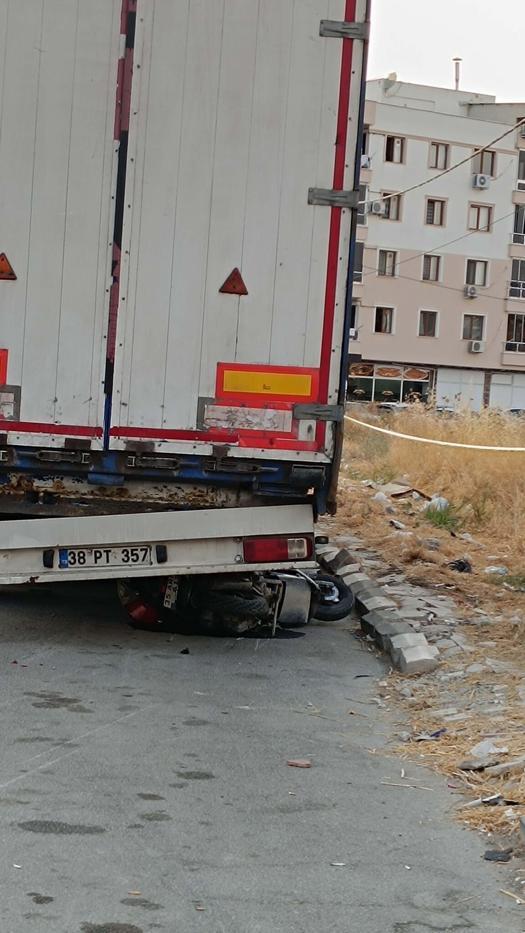 Motosikletin TIRa çarptığı, 1 kişinin öldüğü, 1 kişinin de yaralandığı kaza kamerada