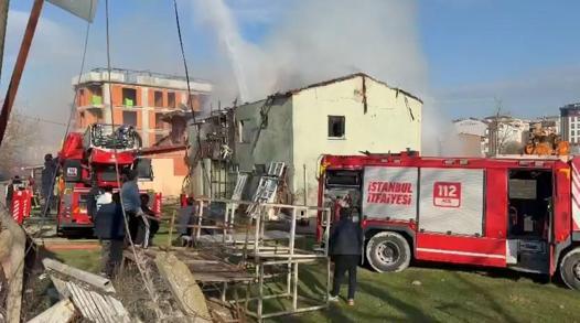 Arnavutköyde 2 katlı metruk bina alev alev yandı