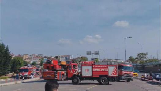 Pendikte alışveriş merkezinin çatısında çıkan yangın söndürüldü