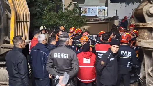 Maltepe’de çöken binada 5 kişi hayatını kaybetti; enkaz kaldırma çalışmaları sürüyor