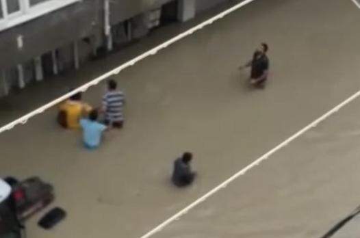 Arnavutköyde evinde mahsur kalan kadını komşuları kurtardı