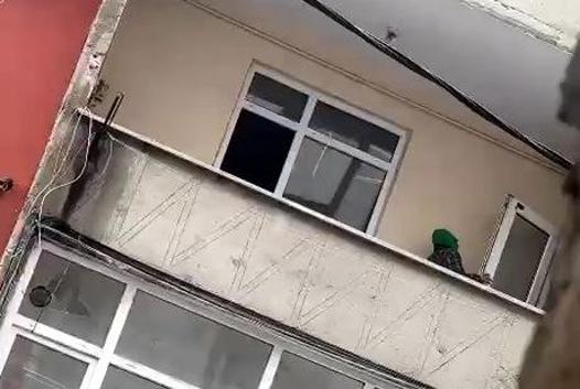 Esenyurtta binaya giren 2 kişi kapı ve pencereleri çaldı