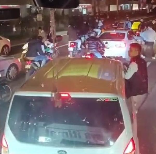 Beşiktaşta asker uğurlama konvoyu yolu trafiğe kapattı