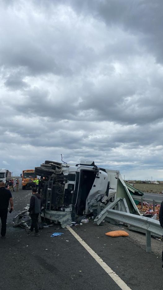 Diyarbakır’da, devrilen elma yüklü TIR’ın şoförü öldü