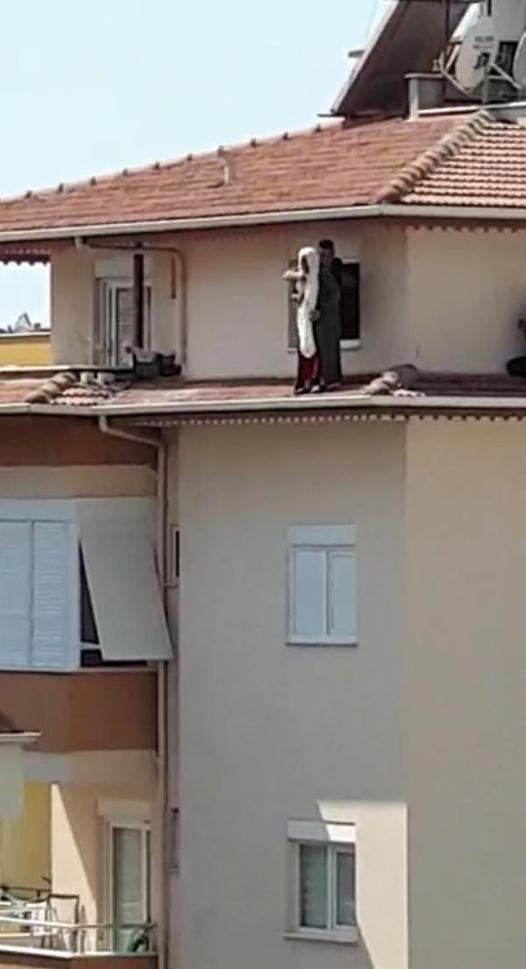 5inci kattan atlamak üzereyken, jandarma komutanı çekerek kurtardı