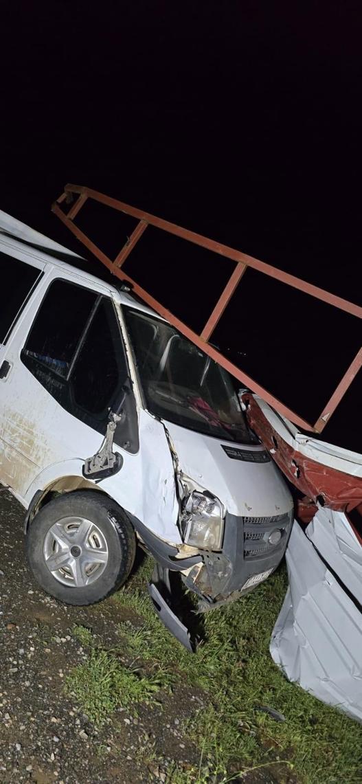 Hakkaride fırtına; çatılar uçtu, seralar zarar gördü