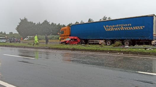 Rize’de otomobil TIR’a çarptı: 3 ölü