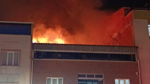 Bursada iki katlı evin çatısı alev alev yandı