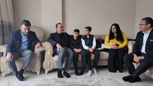 Bakan Kacırdan İstanbulda buldukları altını sahibine teslim eden çocuklara ziyaret