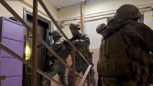 Büyükçekmecede iş yerini molotofla yakmaya çalışan 3 şüpheli tutuklandı