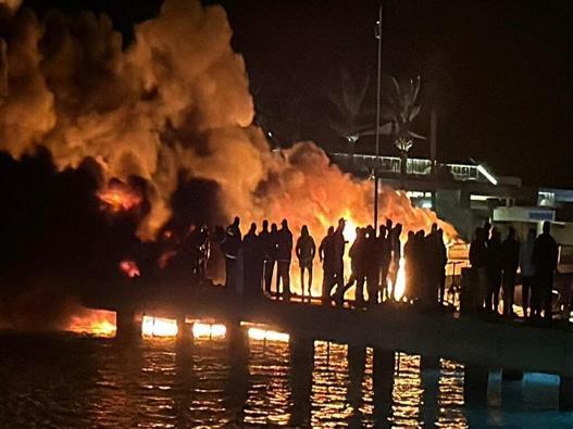 Bodrumdaki yat yangını sonrası temizlik ve enkaz kaldırma çalışması başlatıldı