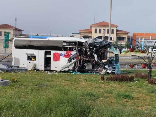 Yolcu otobüsü, bariyer ve tabelaya çarptı: 4ü ağır, 13 yaralı
