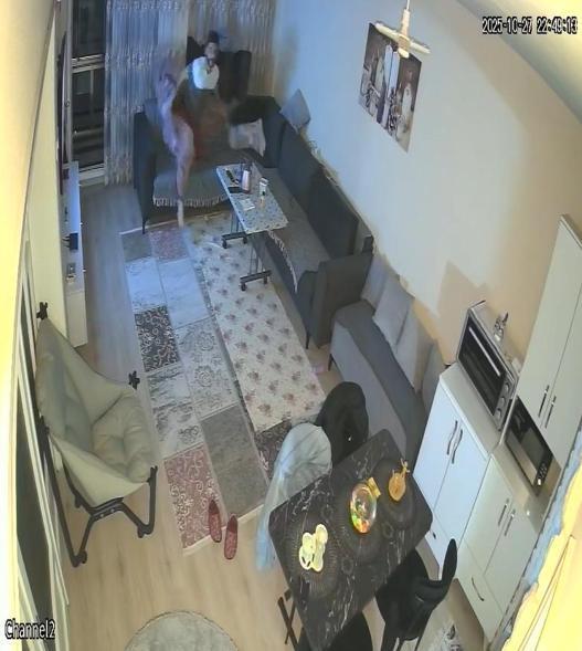 Depreme uyurken yakalanan kişinin yaşadığı panik kamerada