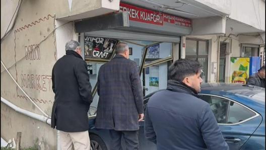 Arnavutköyde park halinde yokuş aşağı kayan otomobil berber dükkanına daldı