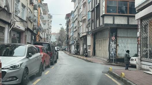 Fatih’te kadını kolundan tutup zorla aracına bindirdi; mahalleli tepki gösterdi