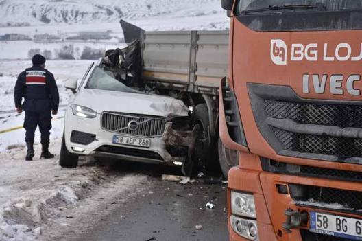 Sivasta buzlanma nedeniyle zincirleme kaza: 1 ölü, 2 yaralı