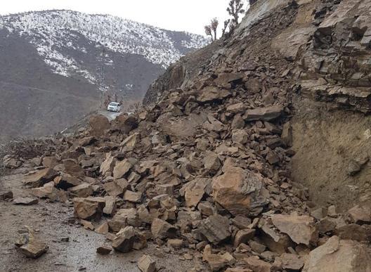 Bitlisin 2 ilçesinde köy yollarında heyelan ulaşımı etkiledi