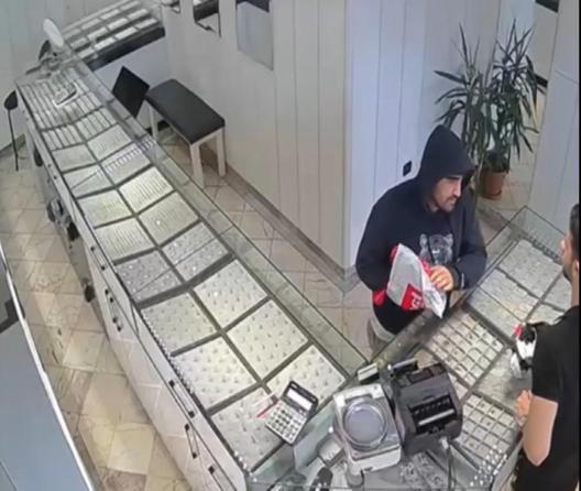 Bayrampaşada şemsiyeye tabanca süsü verdi, kuyumcu soydu; bilezikler imitasyon çıktı