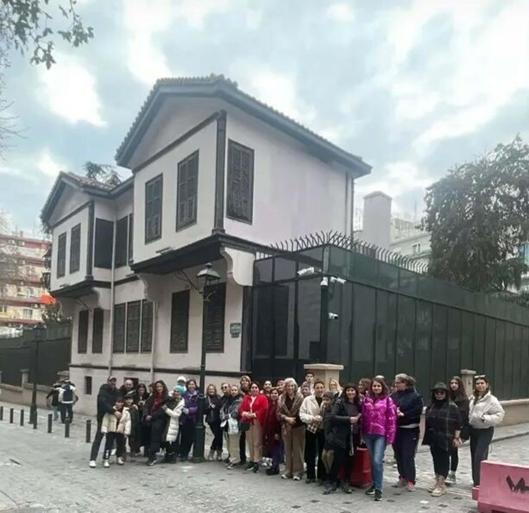Çanakkalede tur otobüsü yoldan çıktı; 37 yaralı