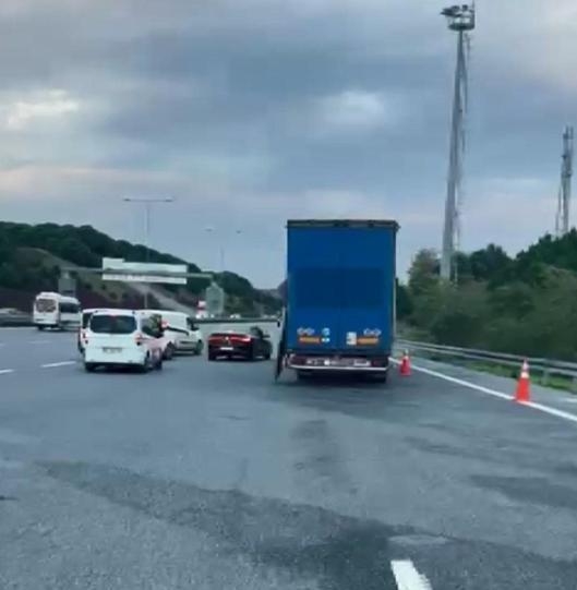 TIR şoförü zikzak çizerek ilerledi; dorsedeki yükler yola savruldu