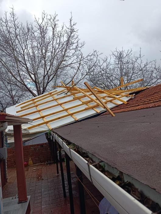 Saros Körfezinde kuvvetli lodos; işletmeler su altında kaldı