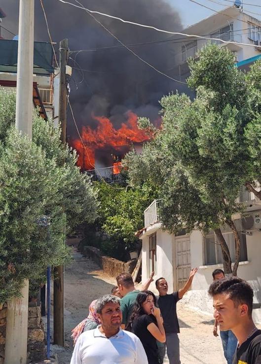 Evde çıkan yangında kurtarmak istediği eşiyle birlikte öldü
