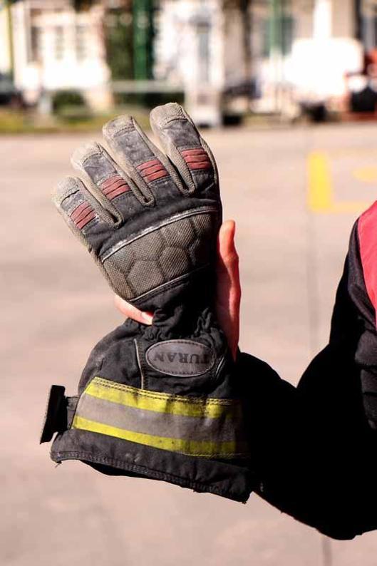 Enkazdan çıkardığı Reyyan elini tutmaya devam edince, eldivenini ona bıraktı