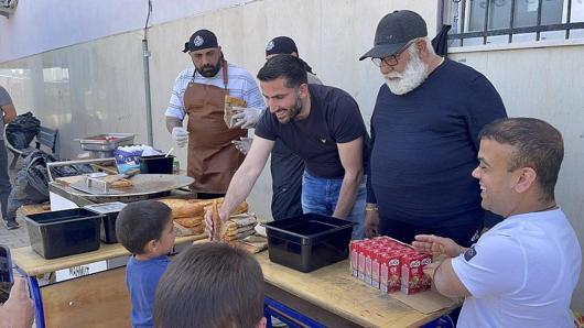 Tostçu Mahmuttan kırsaldaki okula spor malzemesi