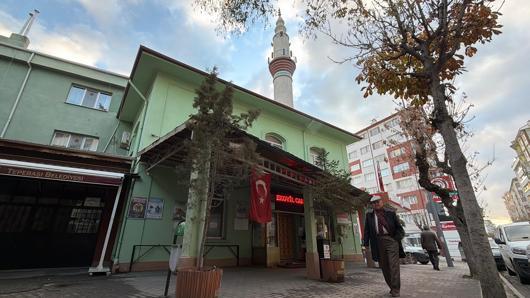 Cami girişindeki kapının camlarını yumruklayan şüpheli tutuklandı