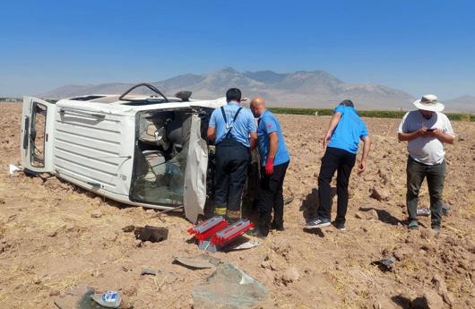 Takla atan hafif ticari aracın sürücüsü ile 4 yavru kediyi ekipler kurtardı