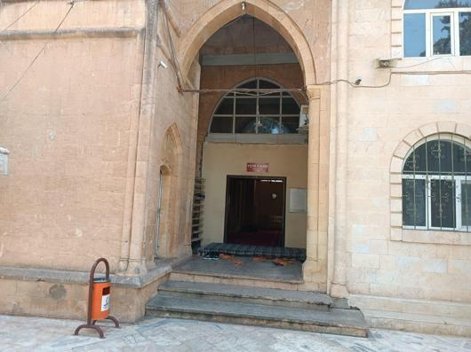 Camide namaz kılarken bıçaklandı