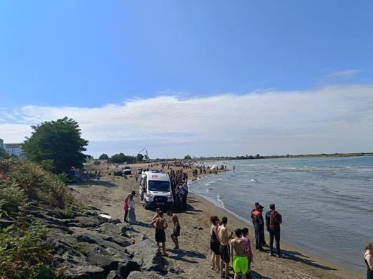 Denizde boğulma tehlikesi geçirenleri kurtarmak isteyen 2 kişi hayatını kaybetti