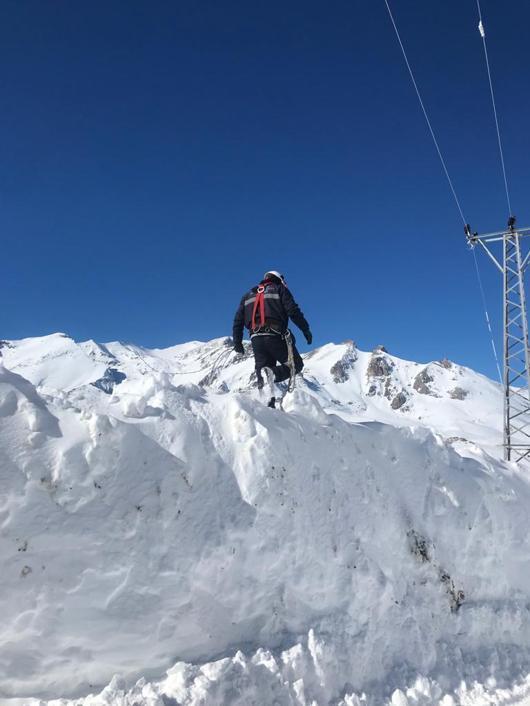 1 metre karda yürüyerek bölgeye ulaşıp arızaları giderdiler